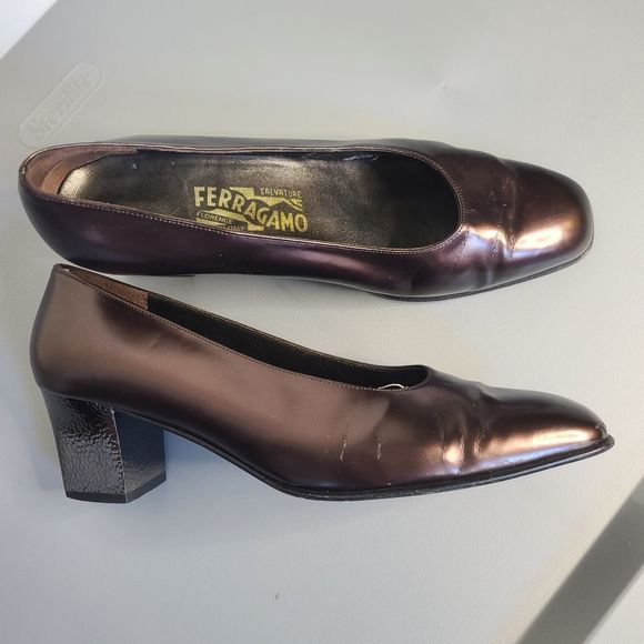 Vintage Salvatore Ferragamo Metallic Bronze Pumps Size 9.5 - Picture 1 of 10